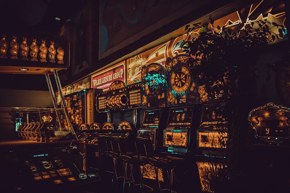 Deretan mesin permainan dengan lampu neon berwarna