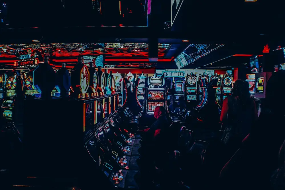 Suasana interior kasino dengan lampu warna-warni