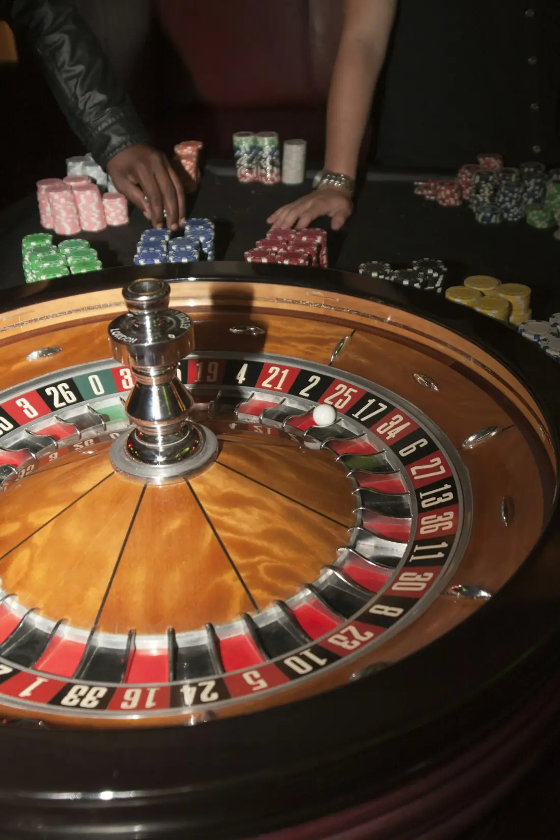 Roda roulette di atas meja kasino