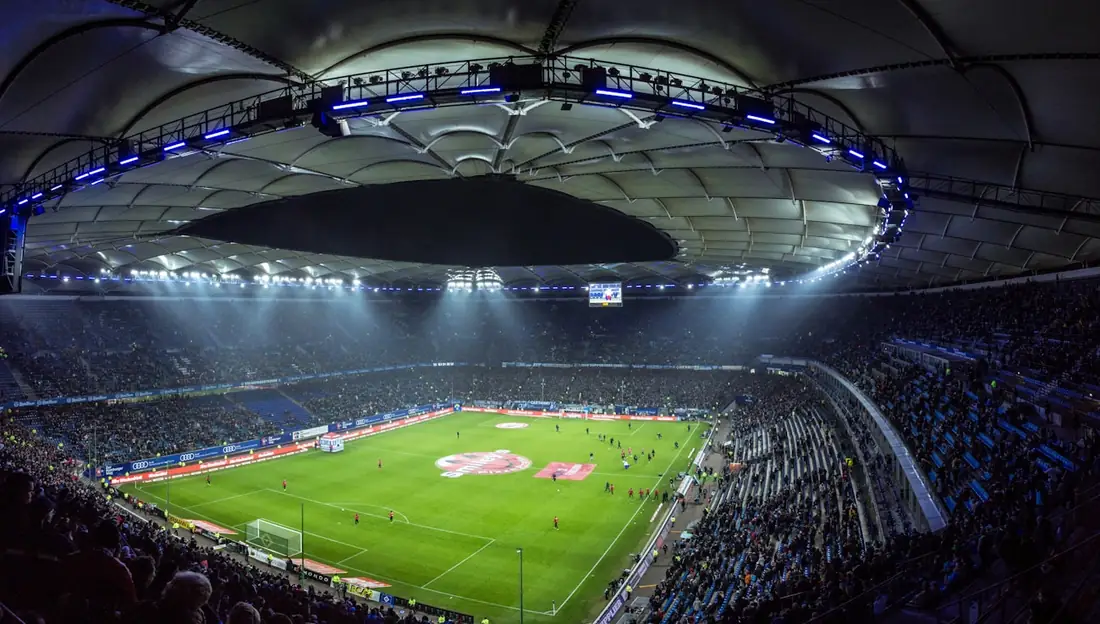 Stadion sepak bola tampak atas dengan lampu menyala